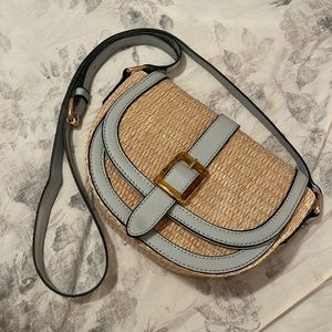 Wicker Izzy and Ali crossbody bag with blue details.